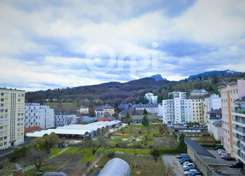 Flat Parvis de l'Eglise Sacré-Coeur in Chambéry