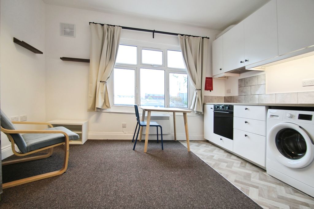 Flat Vaughan Road in Greater London