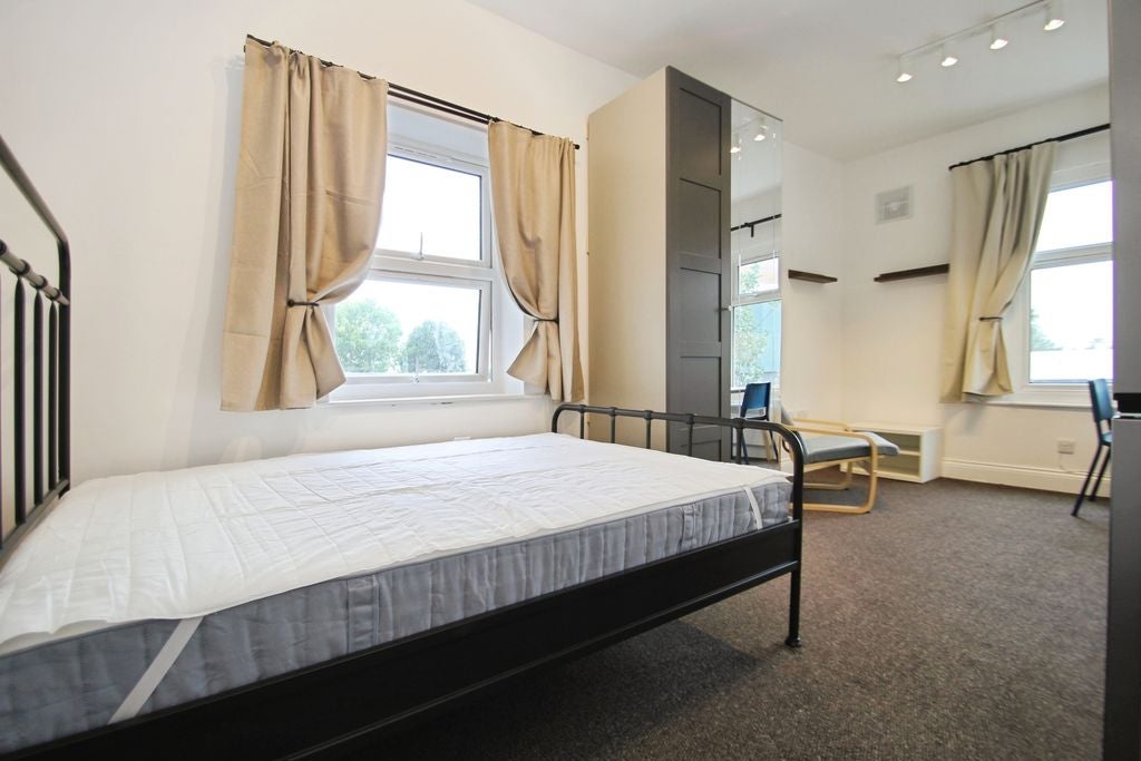 Flat Vaughan Road in Greater London