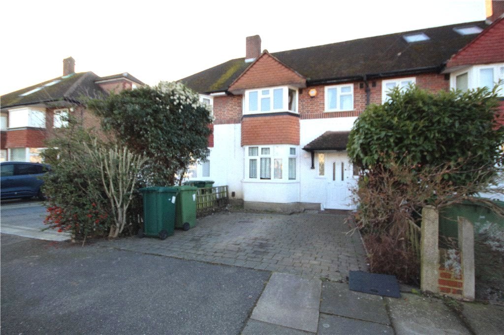 Room Heathcroft Avenue in Borough of Spelthorne