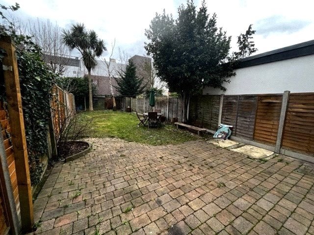 Room Heathcroft Avenue in Borough of Spelthorne