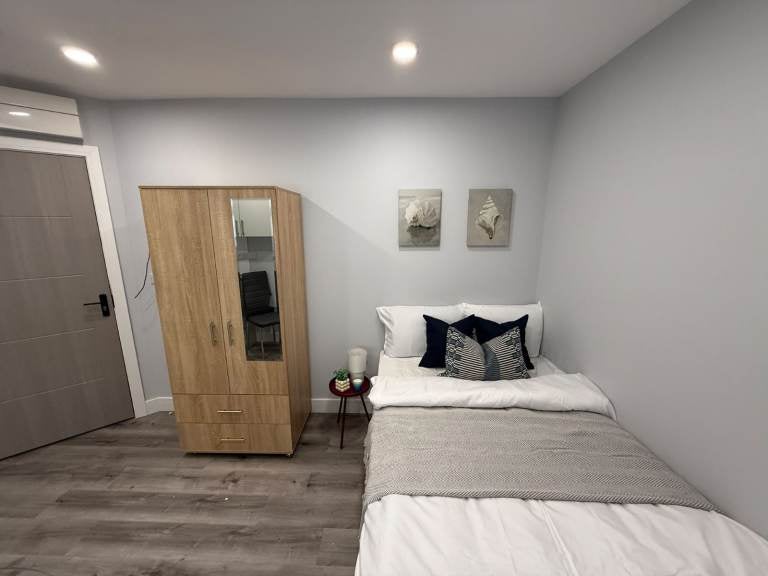 Flat Pinkwell Lane in Greater London