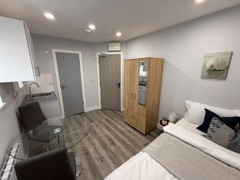 Flat Pinkwell Lane in Greater London