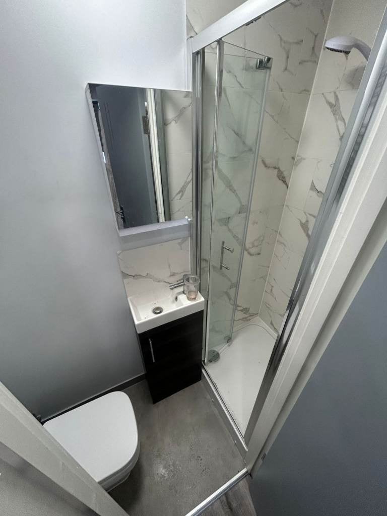 Flat Pinkwell Lane in Greater London