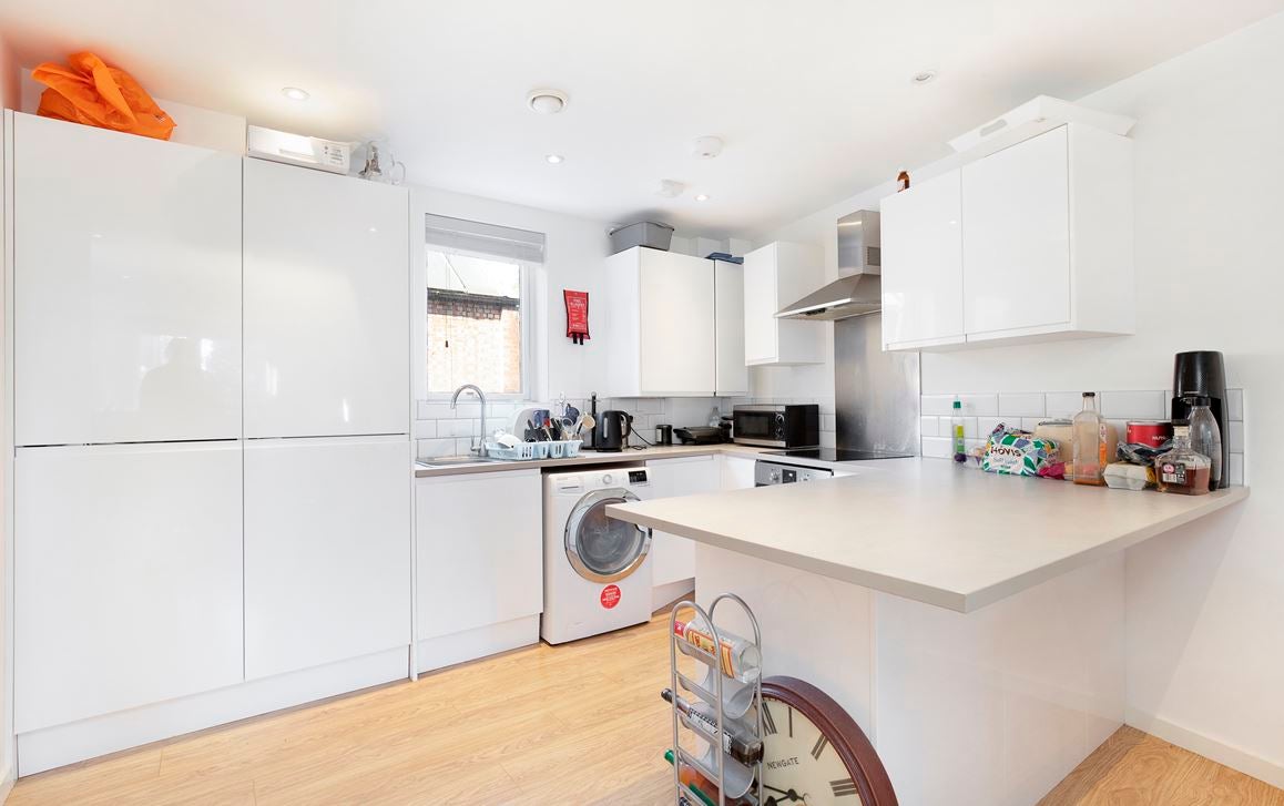 Flat Coldharbour Lane in Greater London