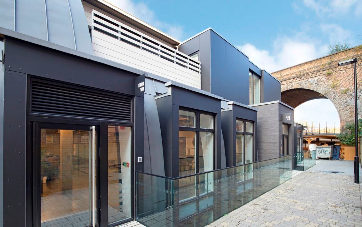 Flat Coldharbour Lane in Greater London