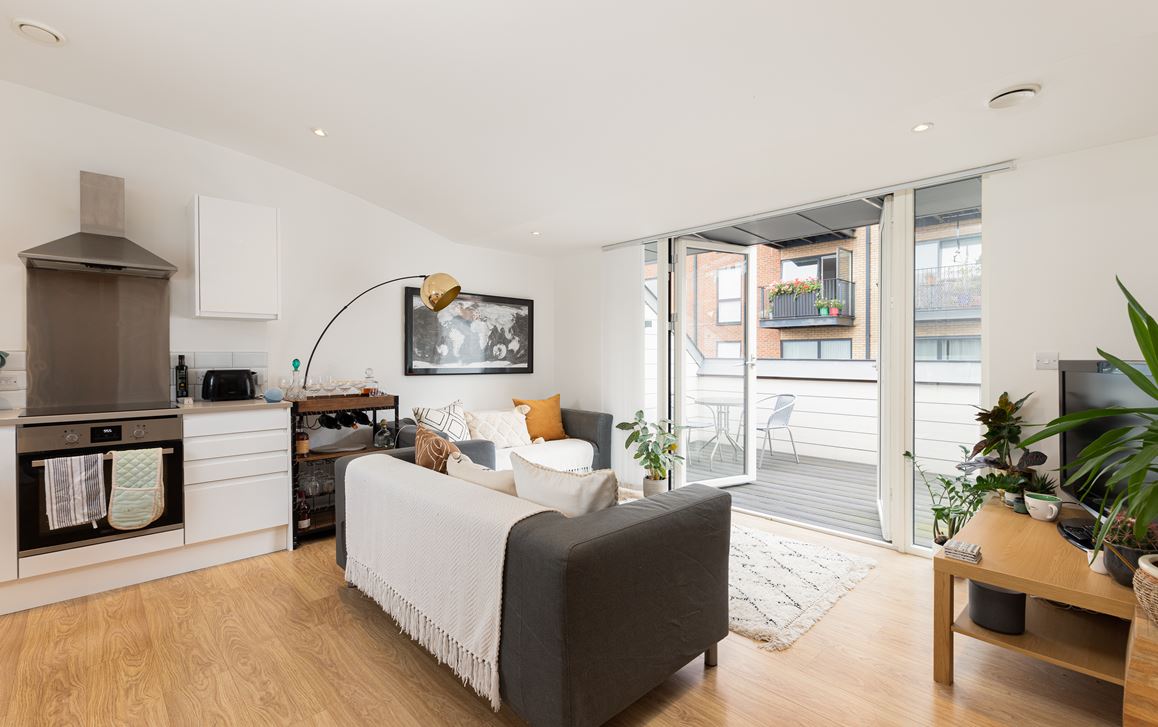 Flat Coldharbour Lane in Greater London