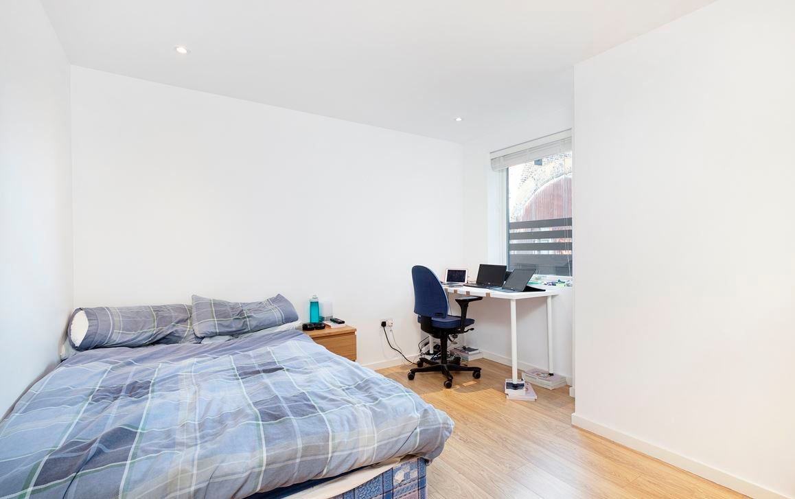 Flat Coldharbour Lane in Greater London