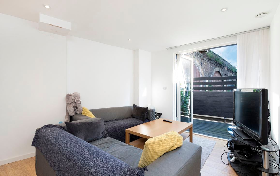 Flat Coldharbour Lane in Greater London