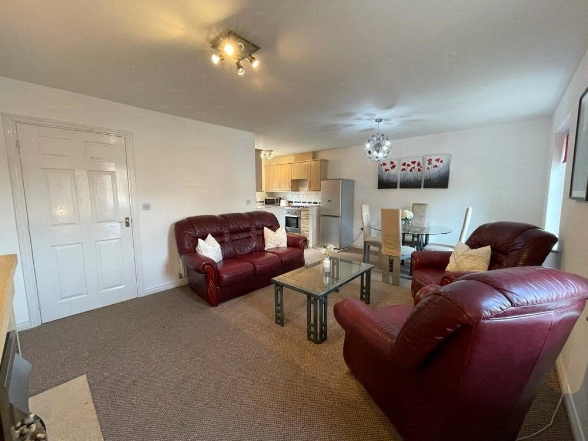 Flat Cobb Close in Coventry