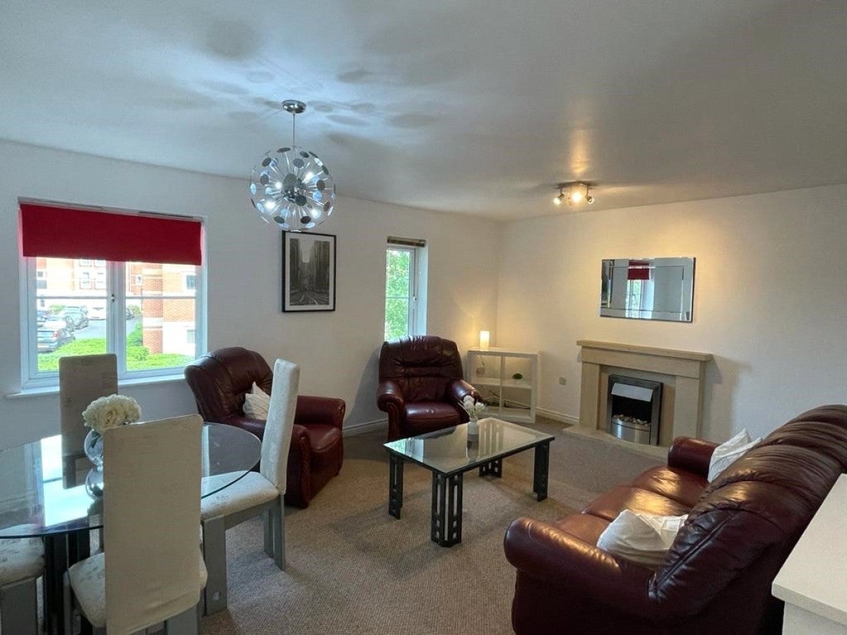 Flat Cobb Close in Coventry