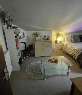 Flat Old Lansdowne Road in Manchester