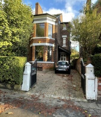 Flat Old Lansdowne Road in Manchester