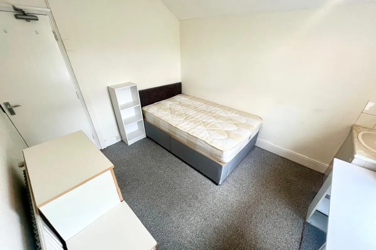 Room Ivy Road in Northampton