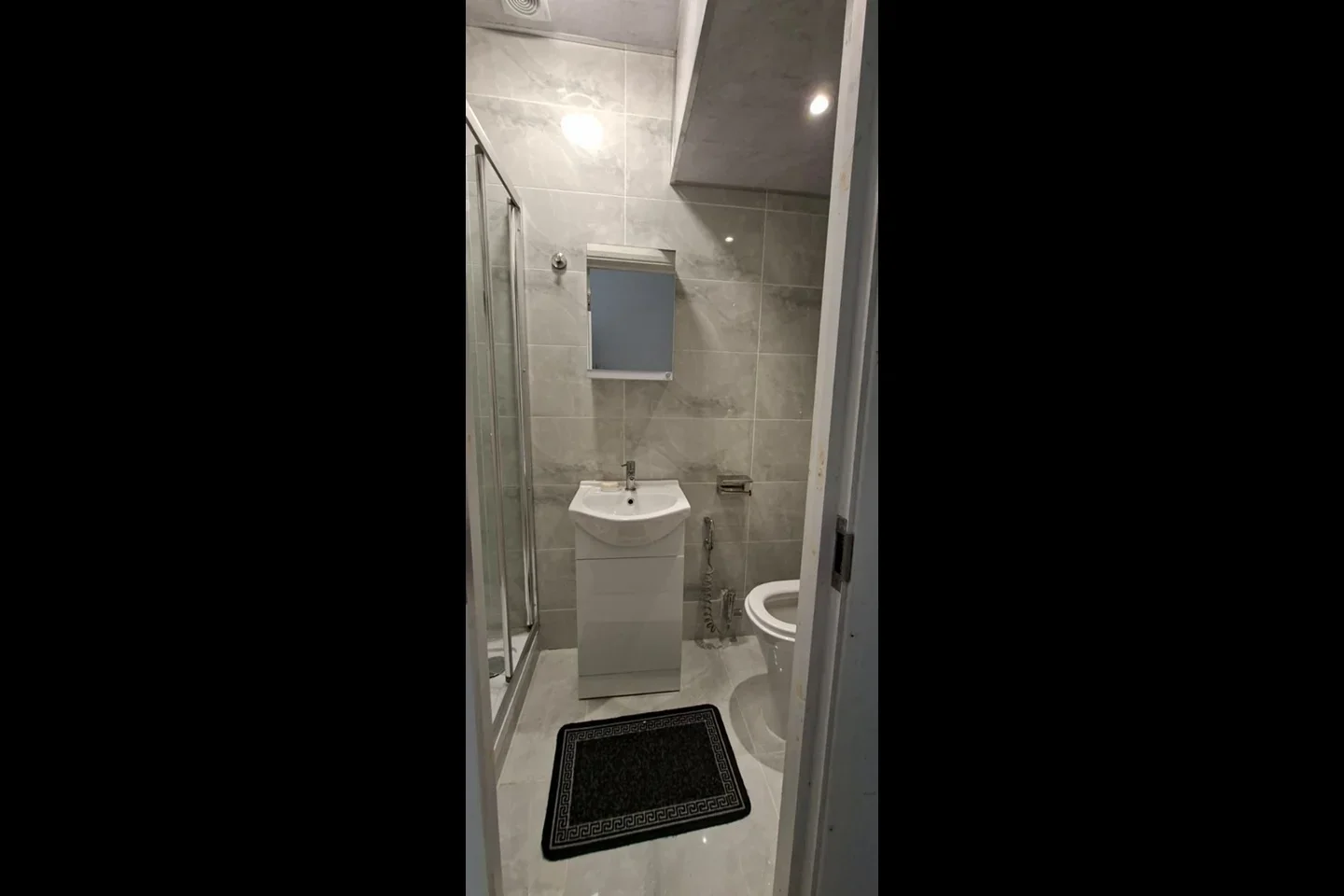 Room Rowden Road in Greater London