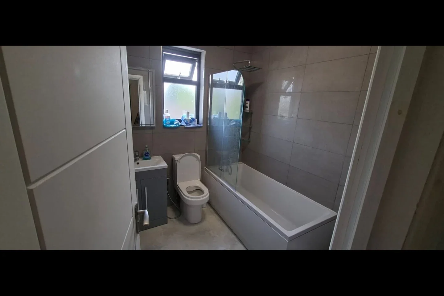 Room Rowden Road in Greater London