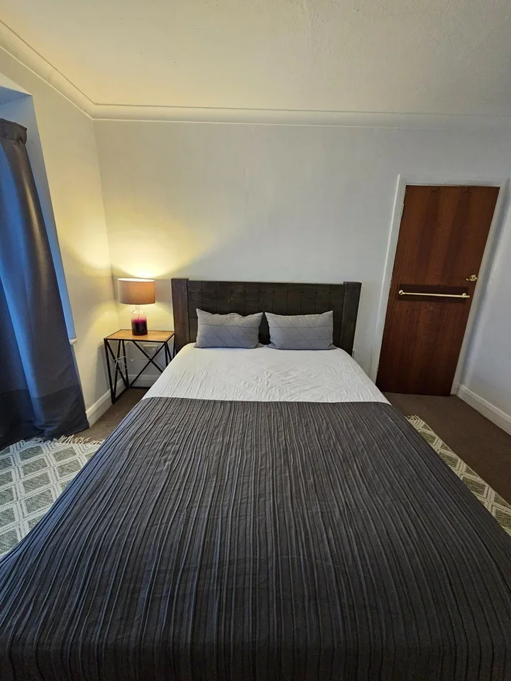 Room Yew Tree Gardens in Epsom and Ewell