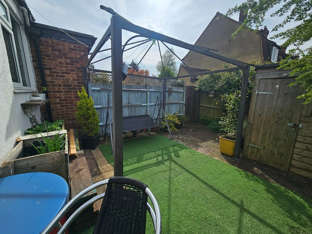 Room Yew Tree Gardens in Epsom and Ewell