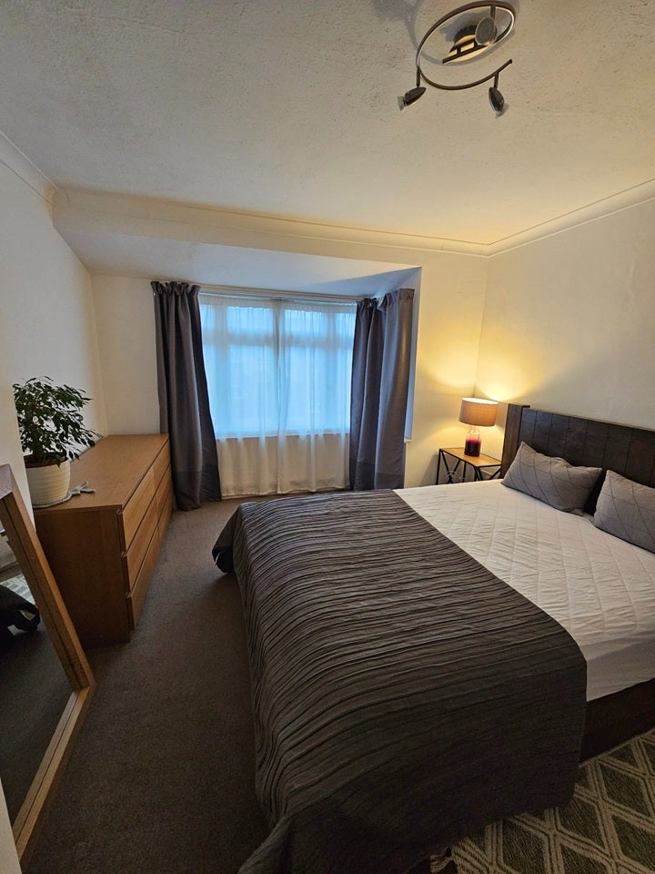 Room Yew Tree Gardens in Epsom and Ewell