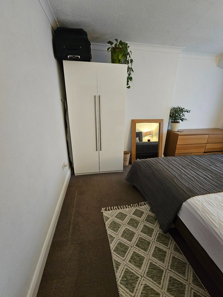 Room Yew Tree Gardens in Epsom and Ewell