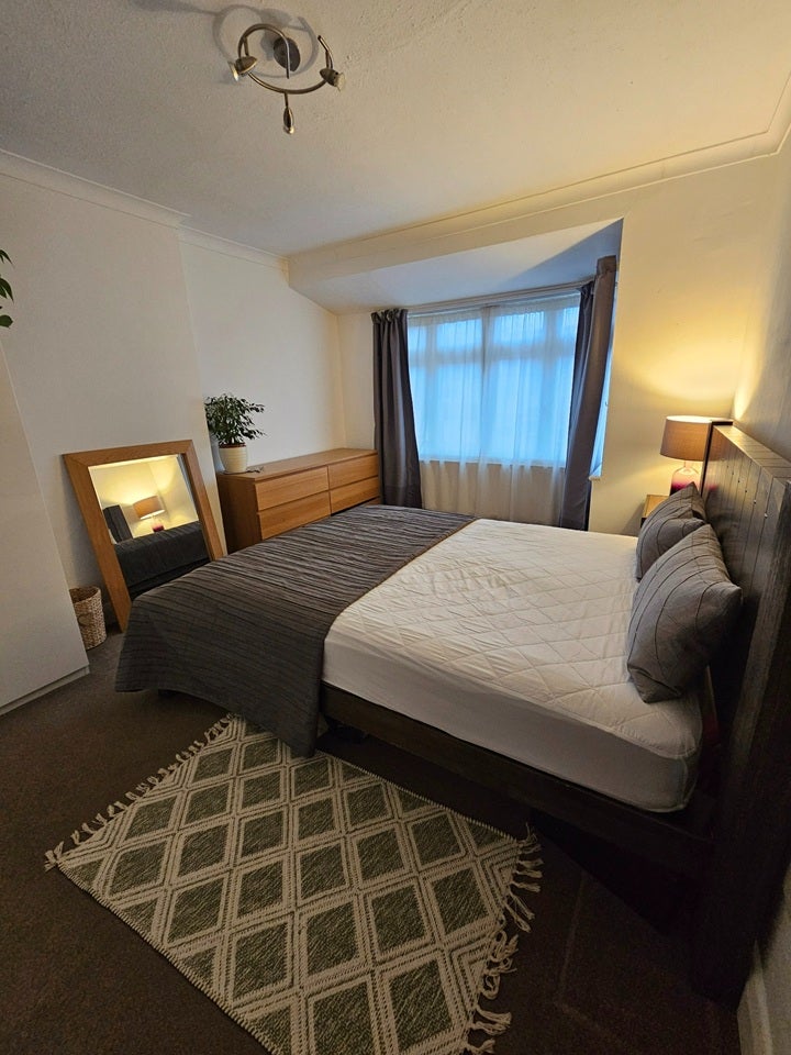 Room Yew Tree Gardens in Epsom and Ewell