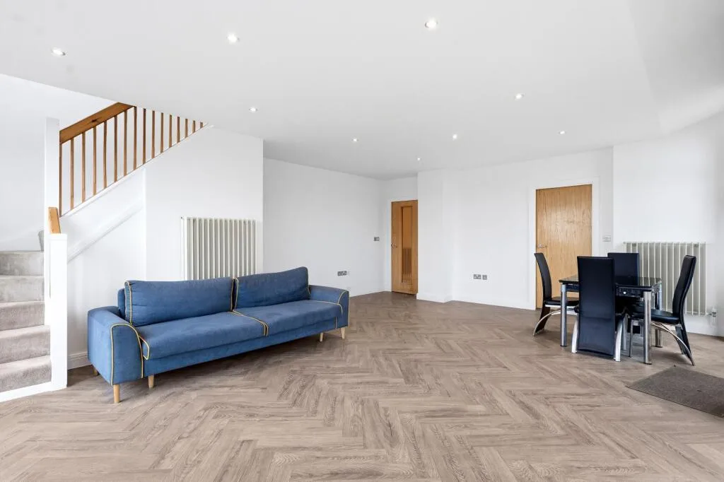 Flat Hanover Avenue in Greater London
