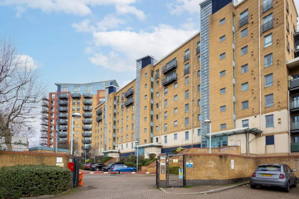 Flat Hanover Avenue in Greater London