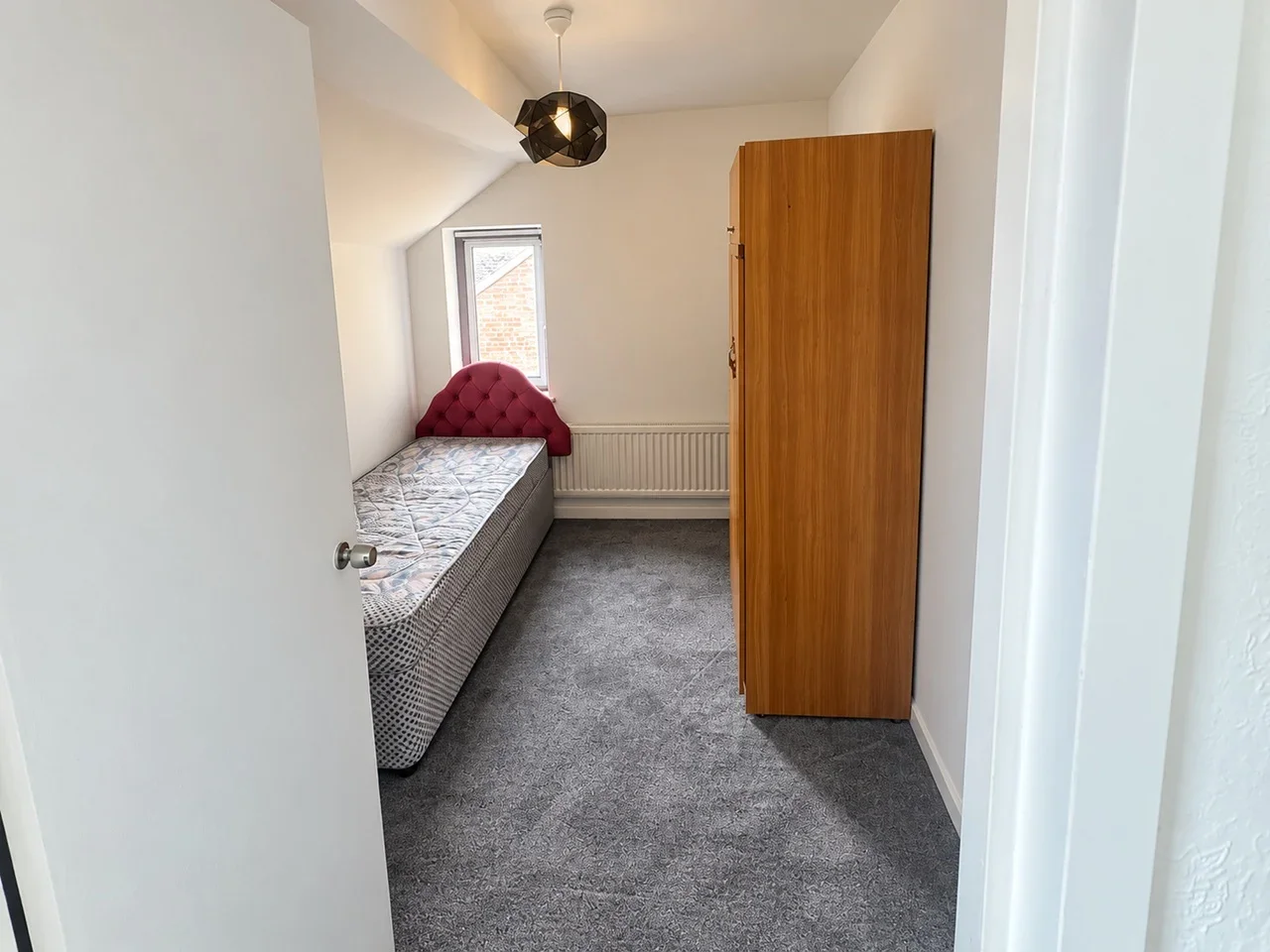 House Fullwell Avenue in Greater London