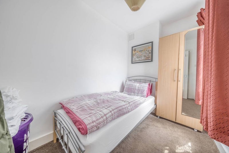 Room Waverley Road in Greater London