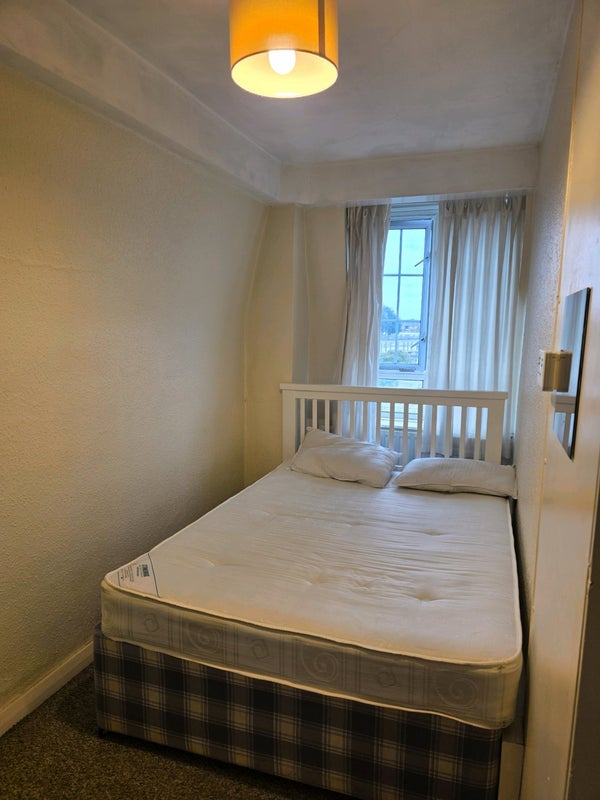 Room Westcott Road in Greater London
