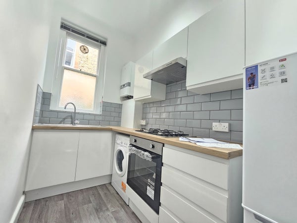 Flat Bromley Road in London