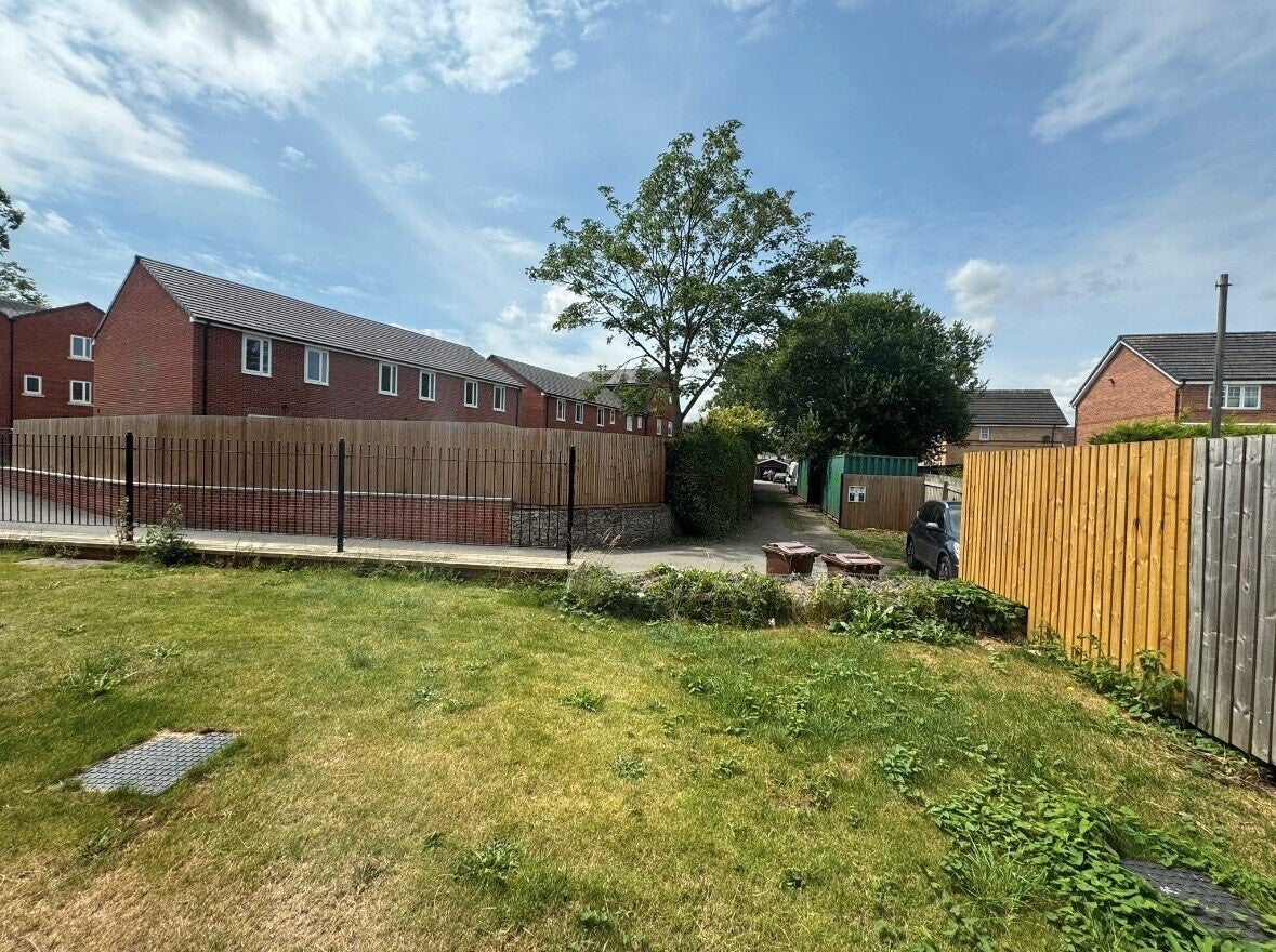 Flat Elizabeth Court in Wakefield