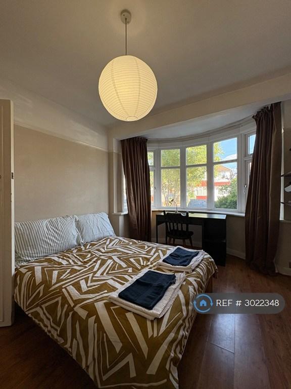 Room Scorton Avenue in Greater London