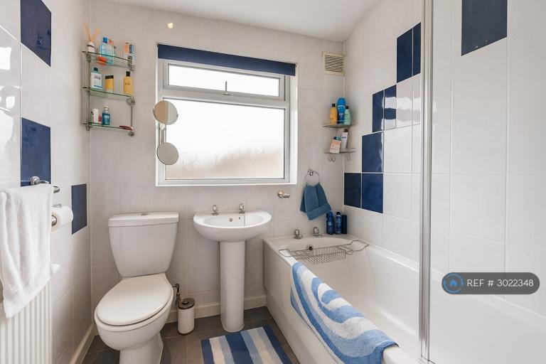 Room Scorton Avenue in Greater London