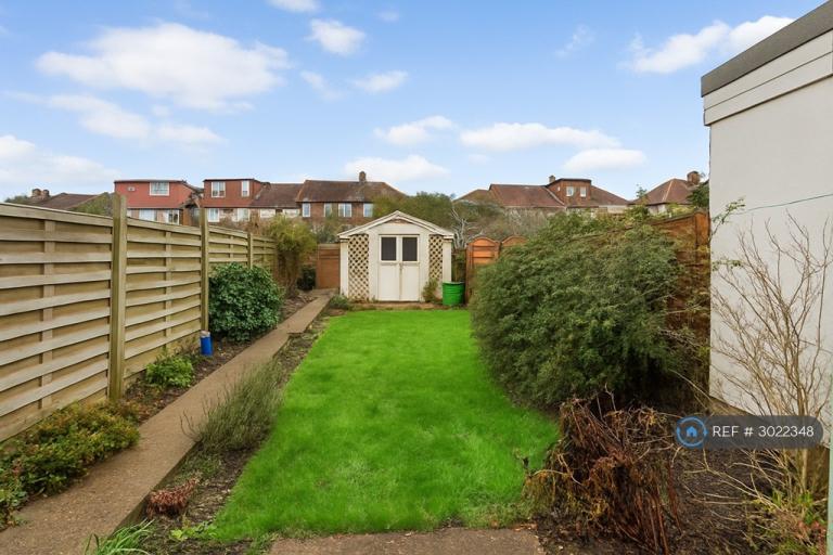 Room Scorton Avenue in Greater London
