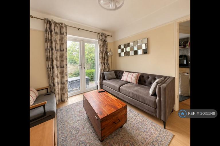 Room Scorton Avenue in Greater London