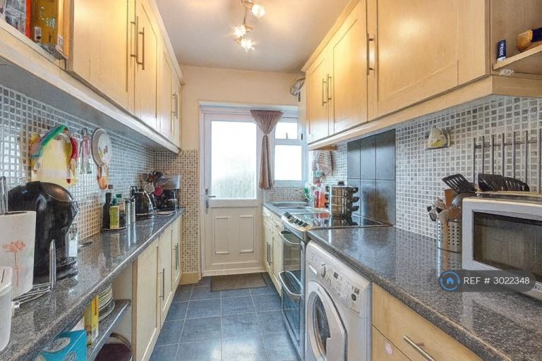 Room Scorton Avenue in Greater London