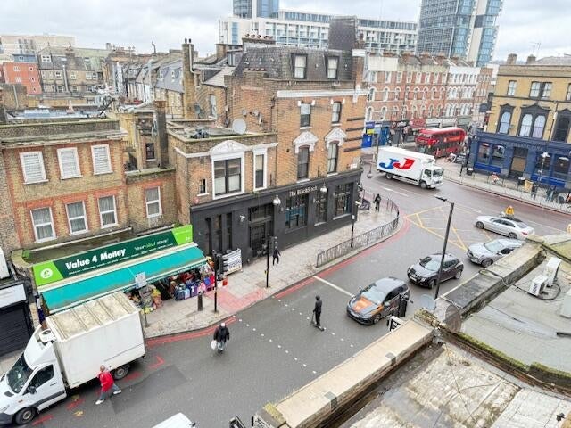 Room Blackstock Road in Greater London