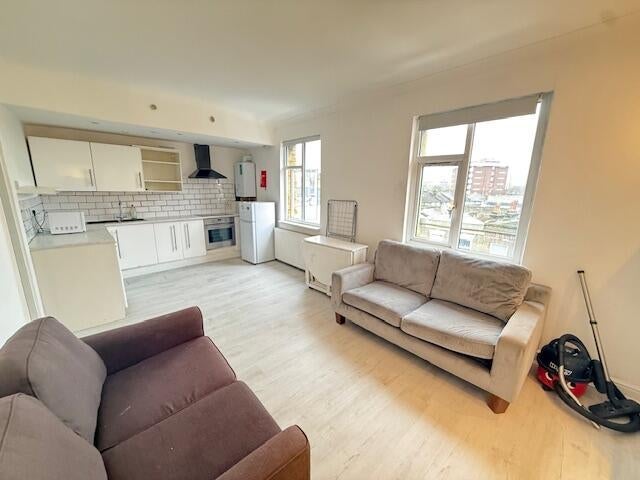 Room Blackstock Road in Greater London