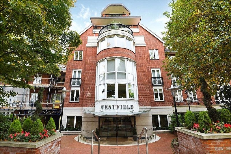 Flat Kidderpore Avenue in Greater London