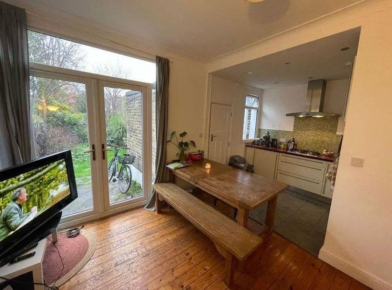 Room Trelawn Road in Greater London