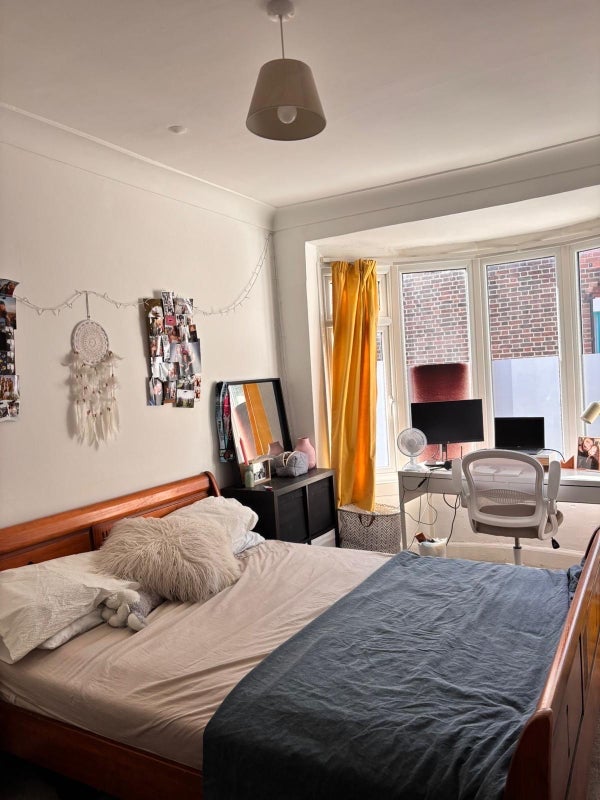 Room Trelawn Road in Greater London