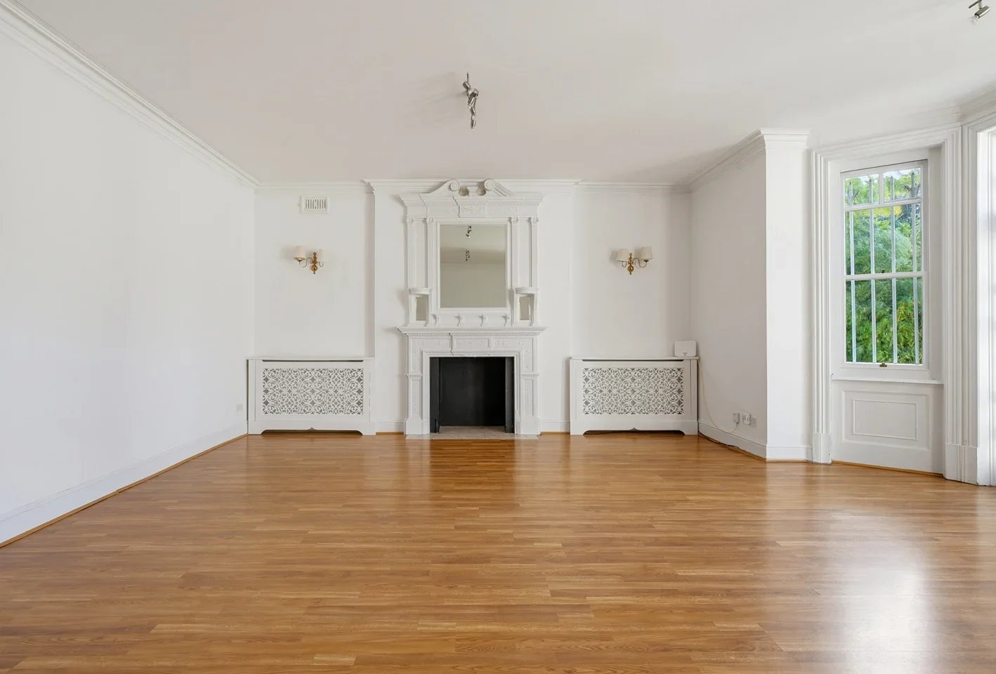 Flat Maresfield Gardens in Greater London