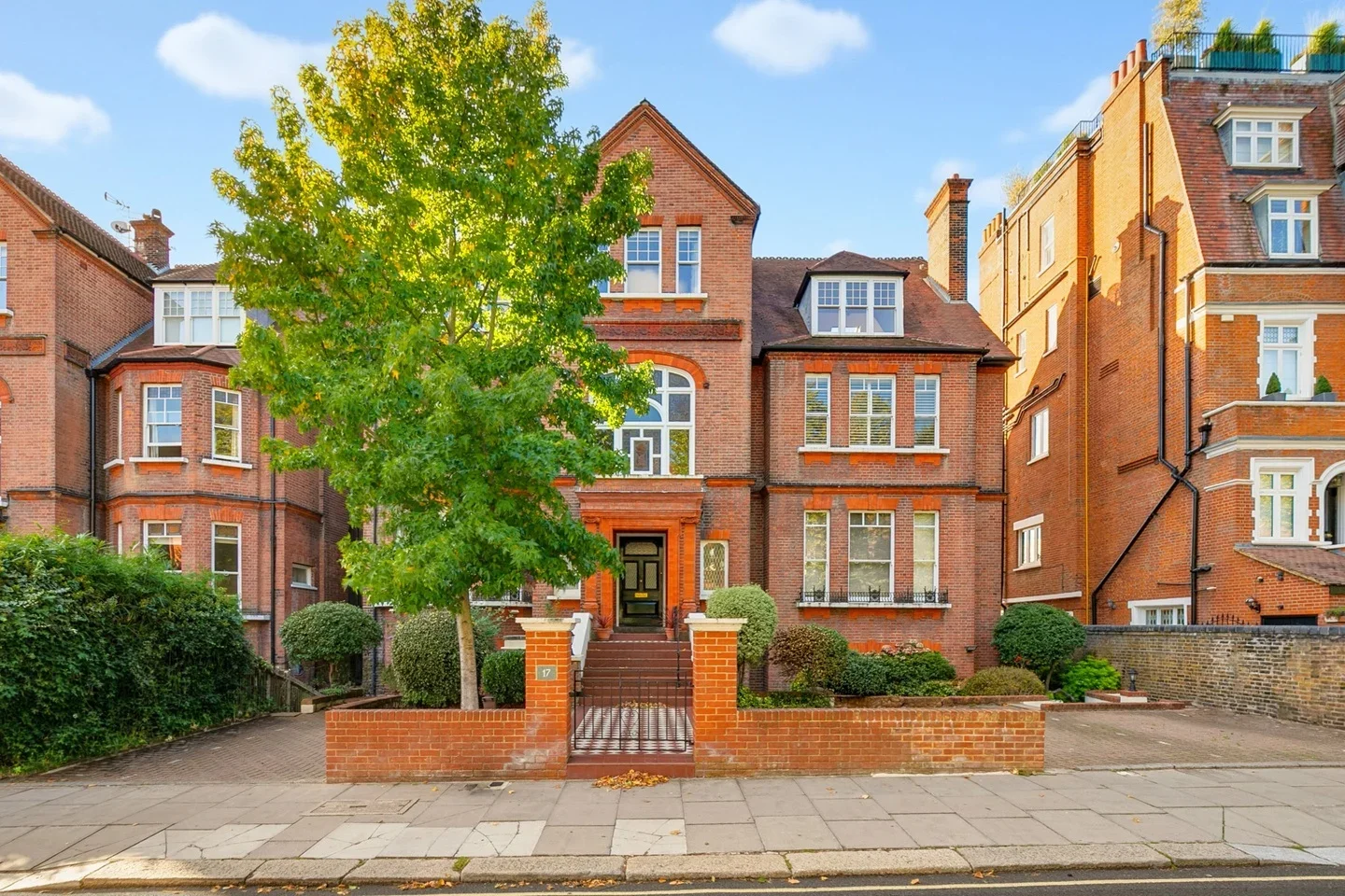 Flat Maresfield Gardens in Greater London