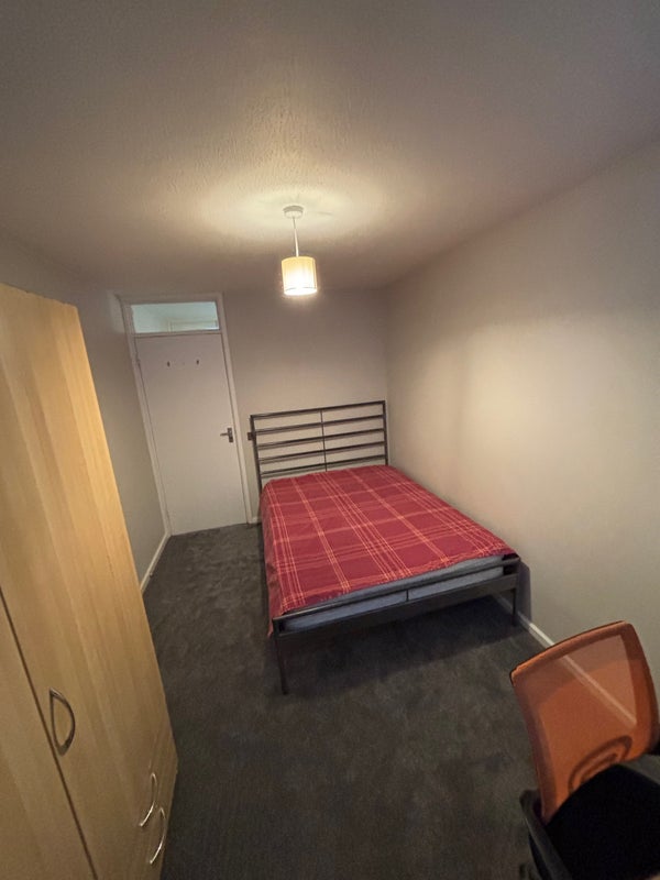 Room Rouel Road in Greater London
