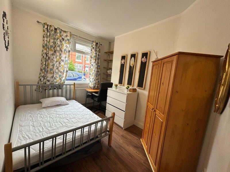 Room Dalton Avenue in Manchester