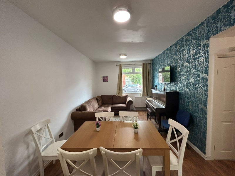 Room Dalton Avenue in Manchester
