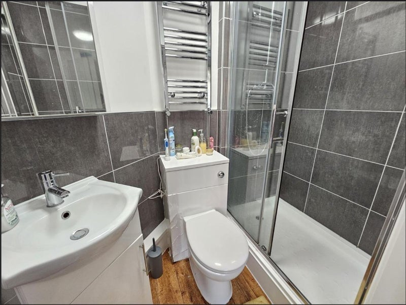 Room Dalton Avenue in Manchester
