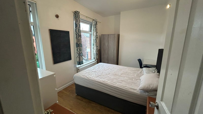 Room Dalton Avenue in Manchester