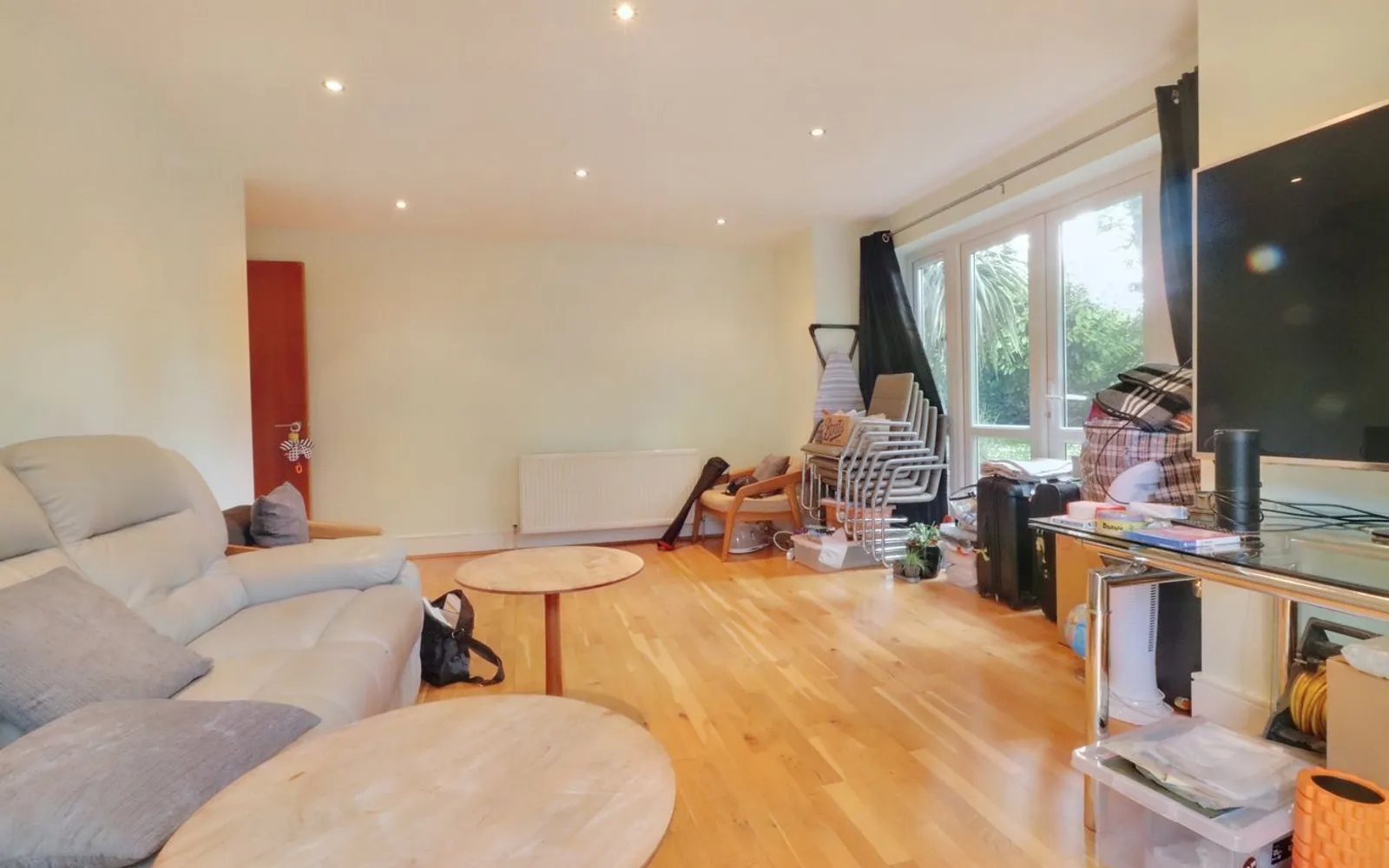 Flat Whitefriars Drive in Greater London
